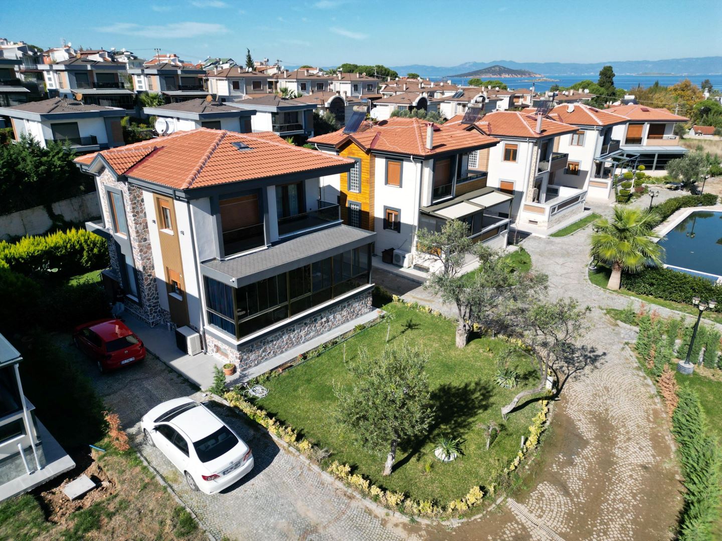 AYVALIK SAHİLKENTTE HAVUZLU SİTEDE SATILIK 5+2 LÜKS VİLLA