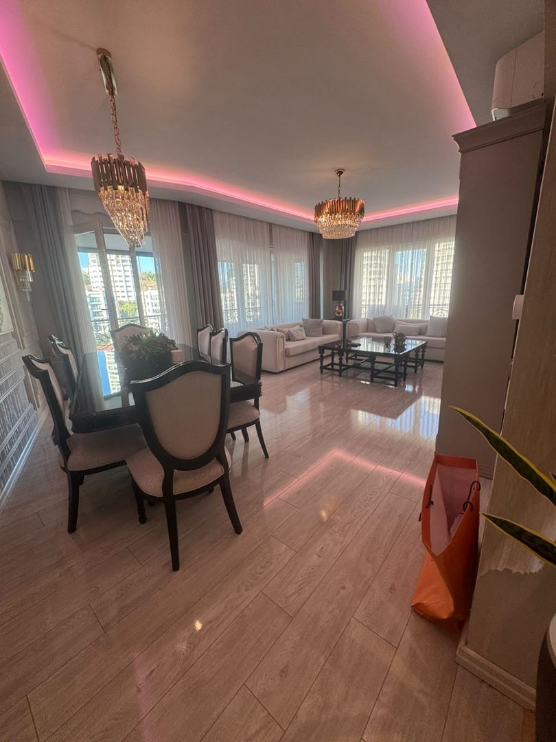 İstanbul Sarayları'nda Manzaralı Lüks 3+1 Satılık Daire