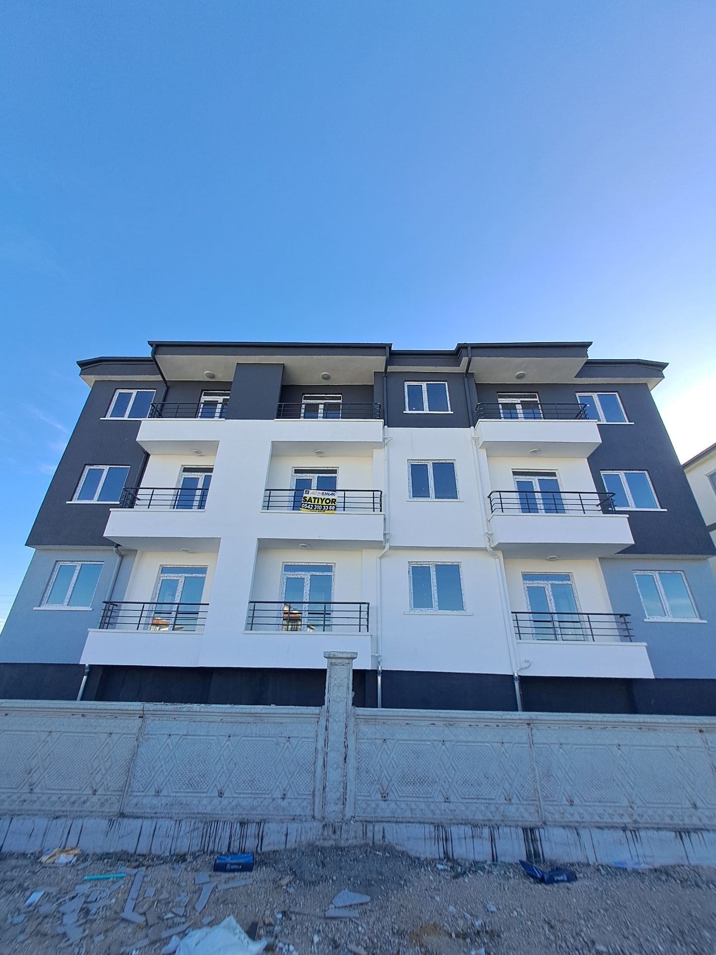 ÜNİVERSİTE BÖLGESİNDE 1+1 EŞYALI BALKONLU ARAKAT DAİRE